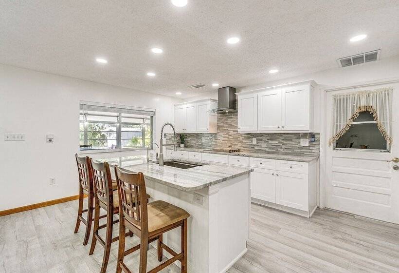 Port Charlotte Retreat W/ Lanai + Private Pool!