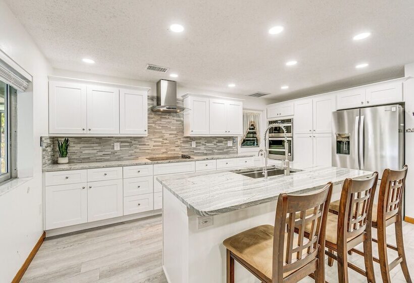 Port Charlotte Retreat W/ Lanai + Private Pool!