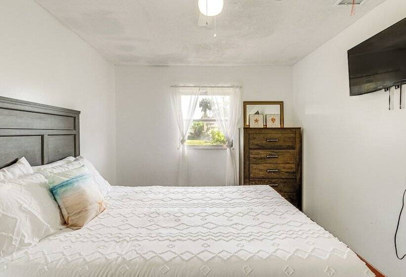 Port Charlotte Retreat W/ Lanai + Private Pool!