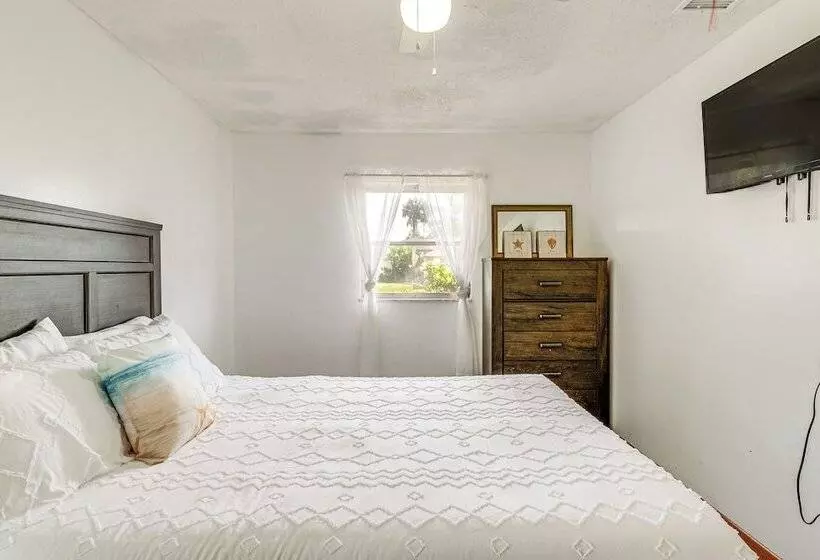 Port Charlotte Retreat W/ Lanai + Private Pool!