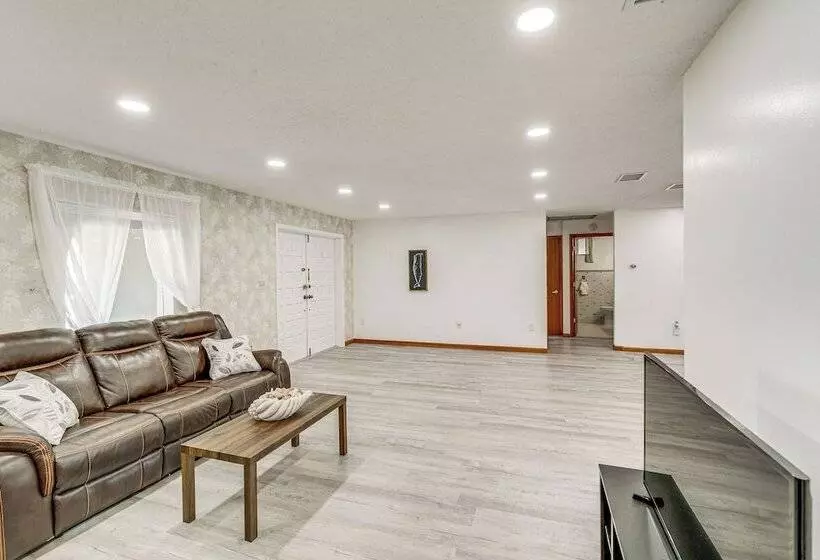 Port Charlotte Retreat W/ Lanai + Private Pool!