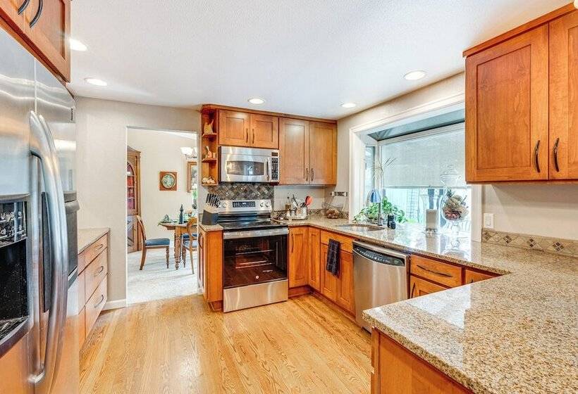 Redmond Home W/ Deck & Patio: 17 Mi To Seattle