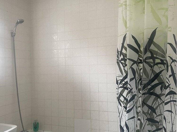 Резиденция Immaculate 3 Bed House In Luton