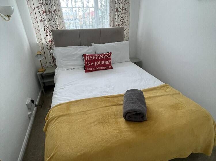 Резиденция Immaculate 3 Bed House In Luton