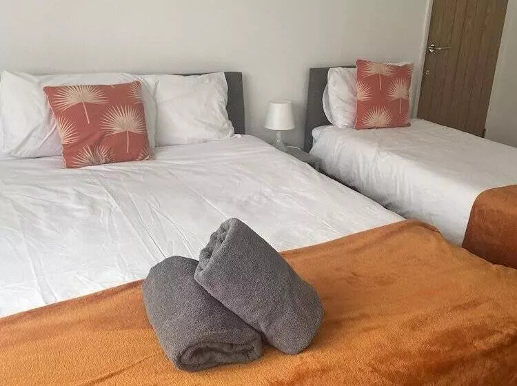 Residenssi Immaculate 3 Bed House In Luton