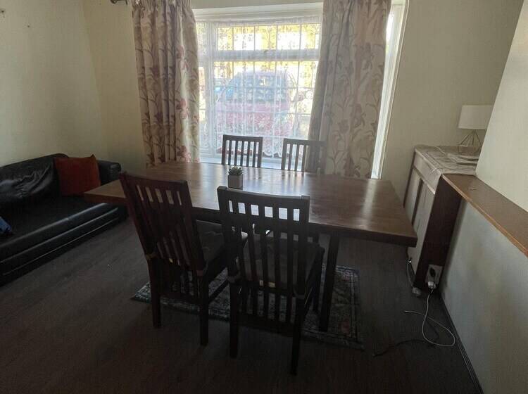 Резиденция Immaculate 3 Bed House In Luton