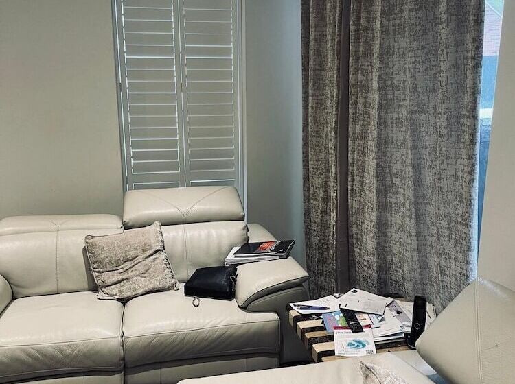 اقامتگاه Immaculate 4 Bed House In Chelmsford