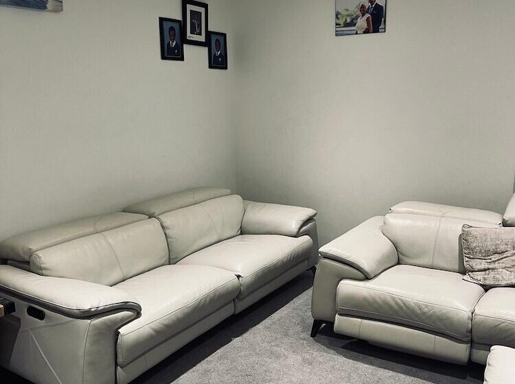 اقامتگاه Immaculate 4 Bed House In Chelmsford