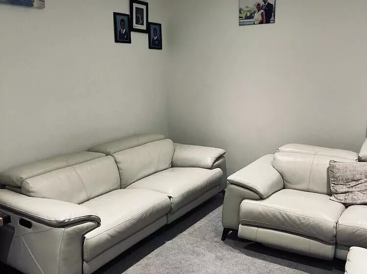 Residenssi Immaculate 4 Bed House In Chelmsford