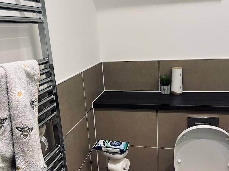 اقامتگاه Immaculate 4 Bed House In Chelmsford