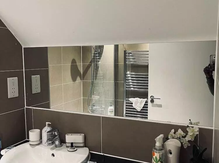 Residenssi Immaculate 4 Bed House In Chelmsford