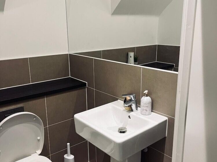 اقامتگاه Immaculate 4 Bed House In Chelmsford