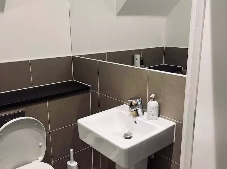 Residenssi Immaculate 4 Bed House In Chelmsford