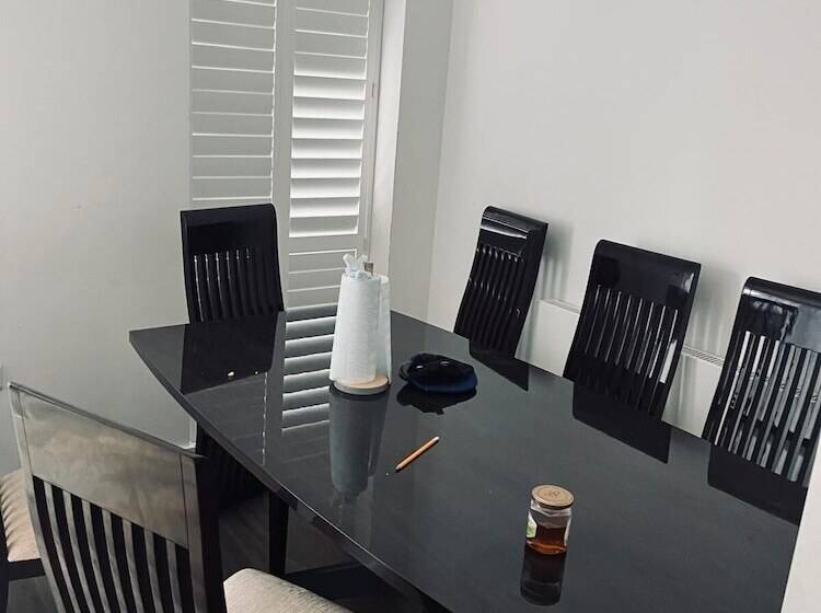 اقامتگاه Immaculate 4 Bed House In Chelmsford