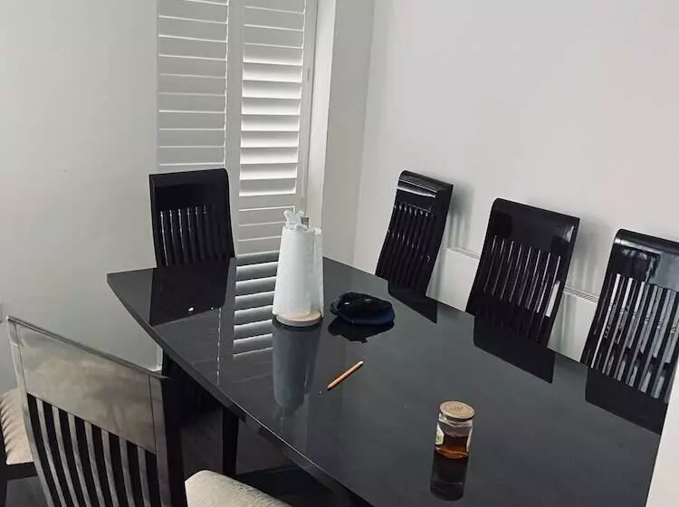 Residenssi Immaculate 4 Bed House In Chelmsford