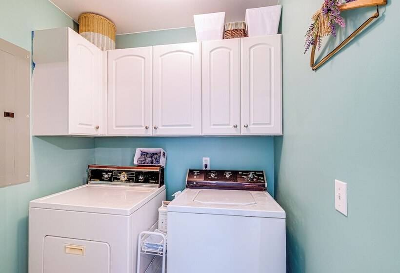 Roanoke Mountain Home: 4 Mi To Blue Ridge Parkway!