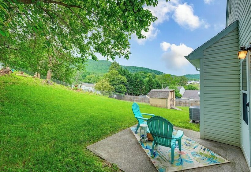 Roanoke Mountain Home: 4 Mi To Blue Ridge Parkway!