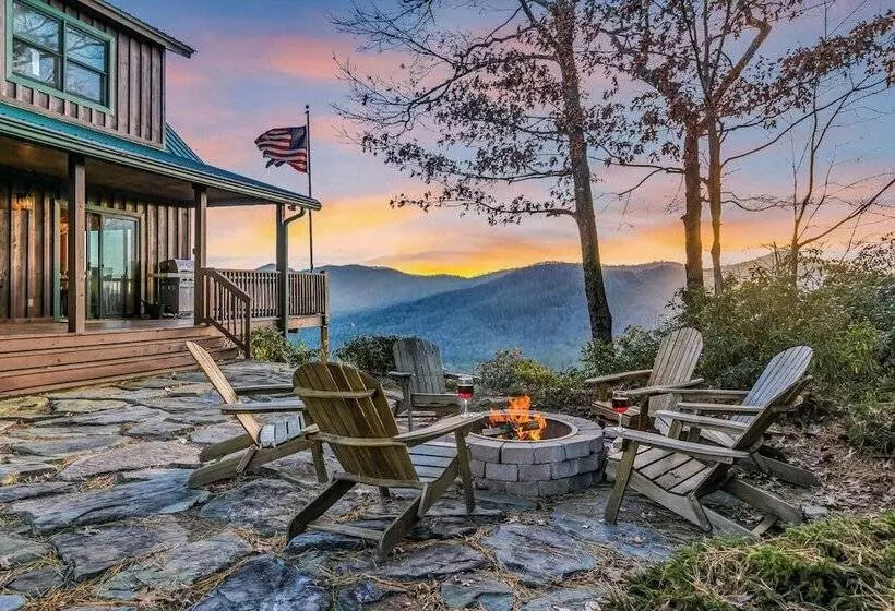 Mountain Views & Deck: Stunning Sapphire Cabin