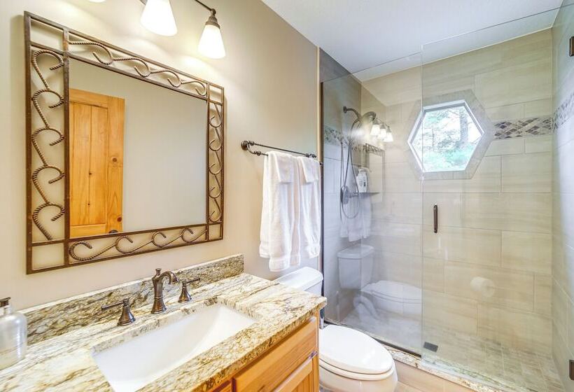 Mountain Views & Deck: Stunning Sapphire Cabin