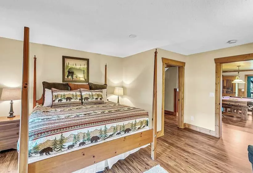 Mountain Views & Deck: Stunning Sapphire Cabin