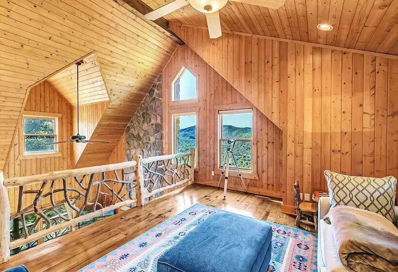 Mountain Views & Deck: Stunning Sapphire Cabin