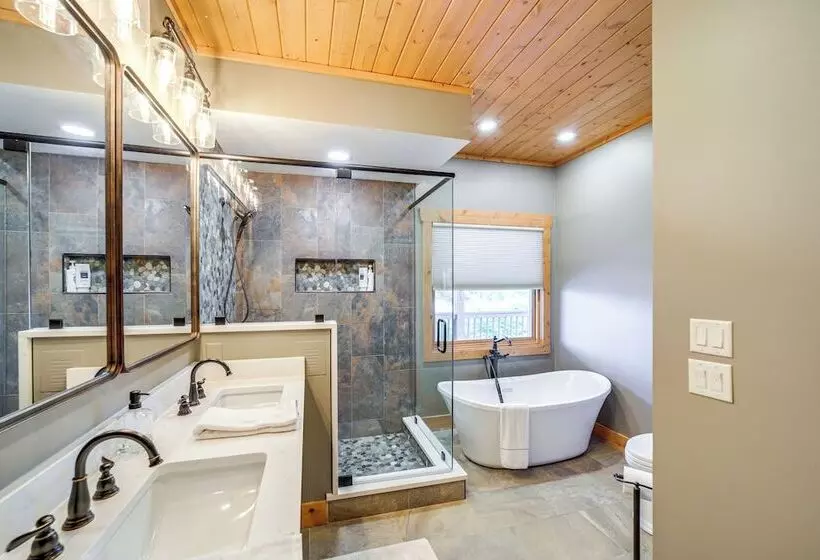 Mountain Views & Deck: Stunning Sapphire Cabin