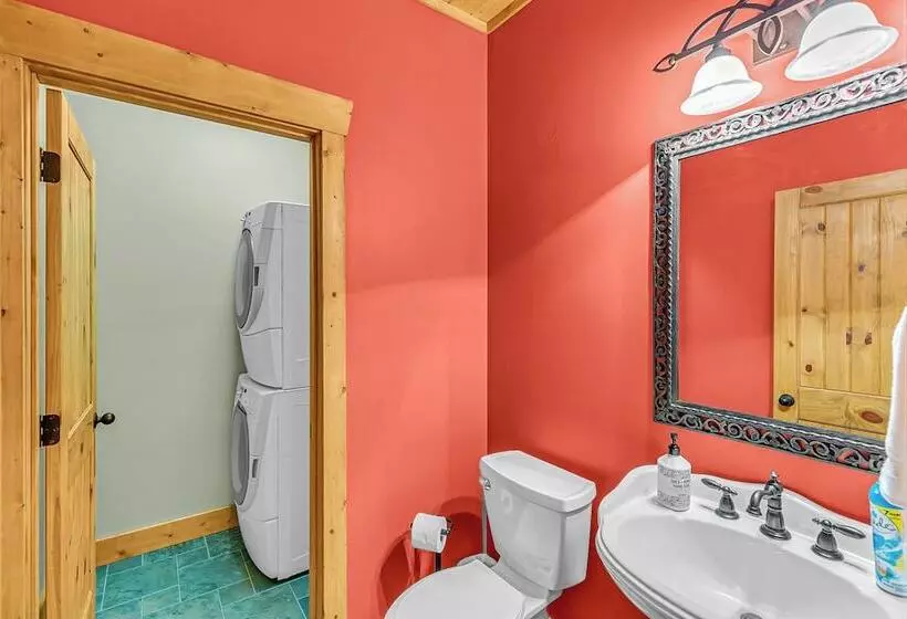 Mountain Views & Deck: Stunning Sapphire Cabin