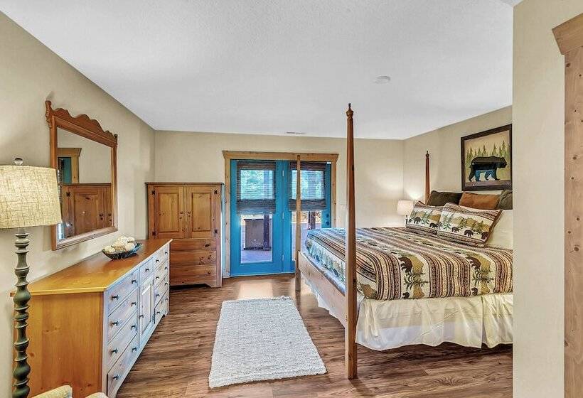 Mountain Views & Deck: Stunning Sapphire Cabin