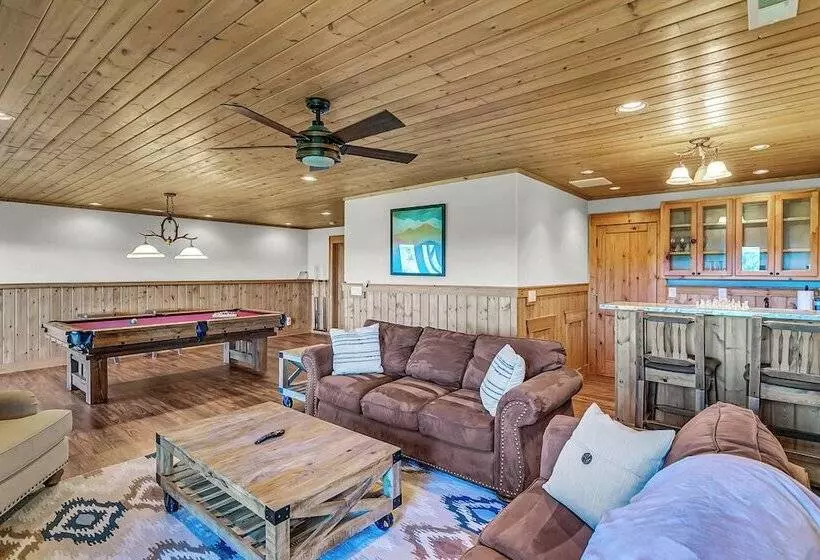 Mountain Views & Deck: Stunning Sapphire Cabin