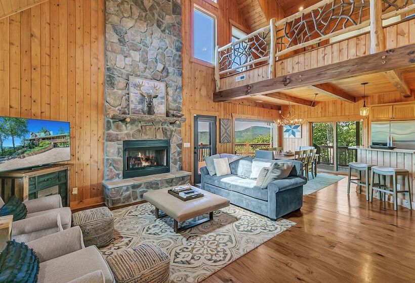 Mountain Views & Deck: Stunning Sapphire Cabin