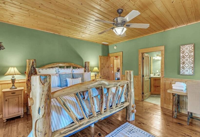 Mountain Views & Deck: Stunning Sapphire Cabin