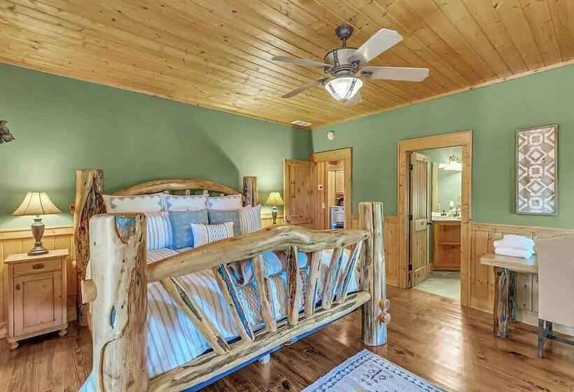 Mountain Views & Deck: Stunning Sapphire Cabin