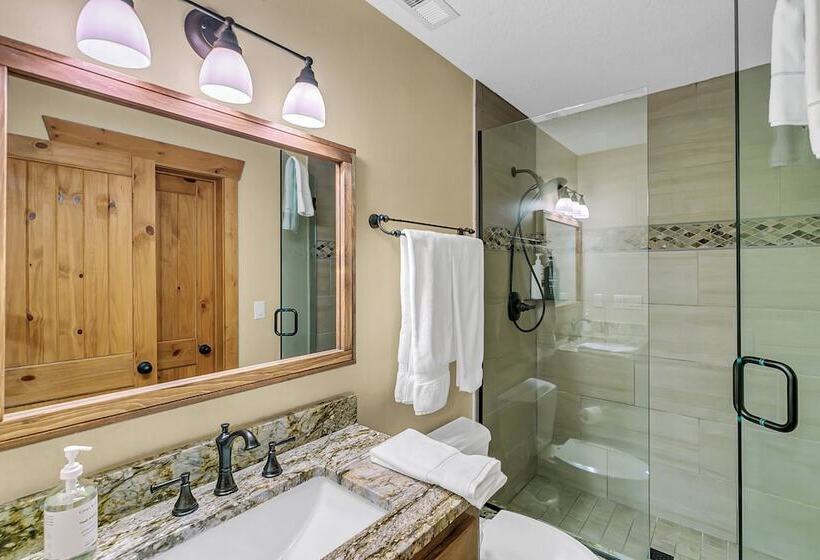 Mountain Views & Deck: Stunning Sapphire Cabin