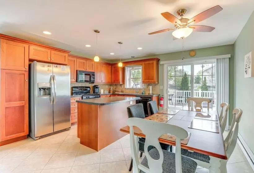 Villas Hideaway W/ Deck, Walk To Bay Beach!