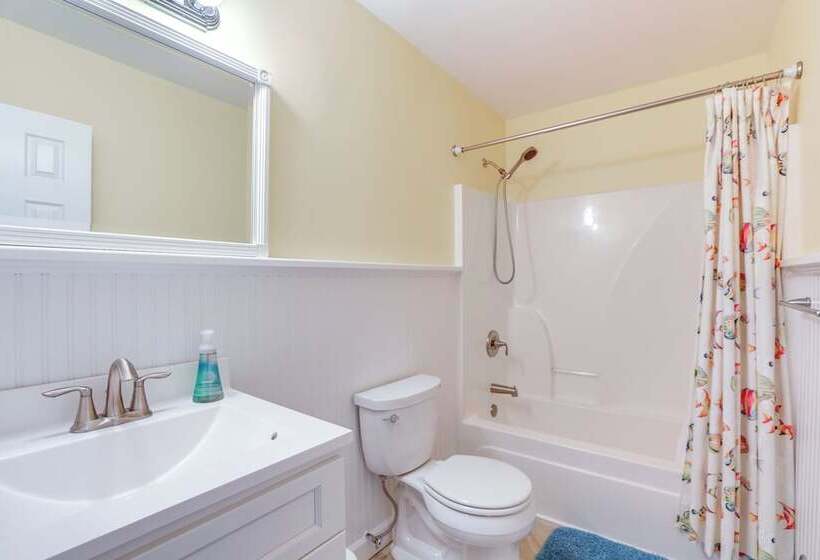 Villas Hideaway W/ Deck, Walk To Bay Beach!