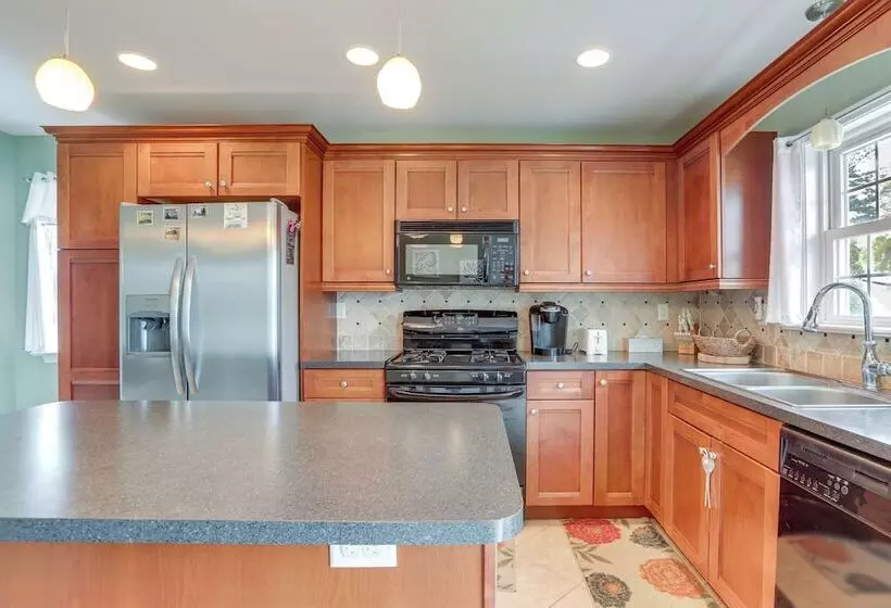 Villas Hideaway W/ Deck, Walk To Bay Beach!