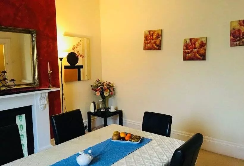تختخواب و صبحانه Bentons Guest House