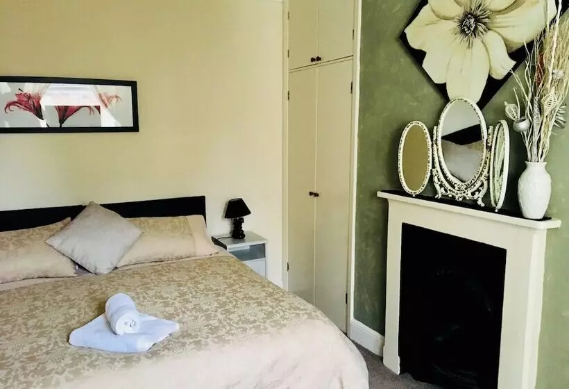 تختخواب و صبحانه Bentons Guest House