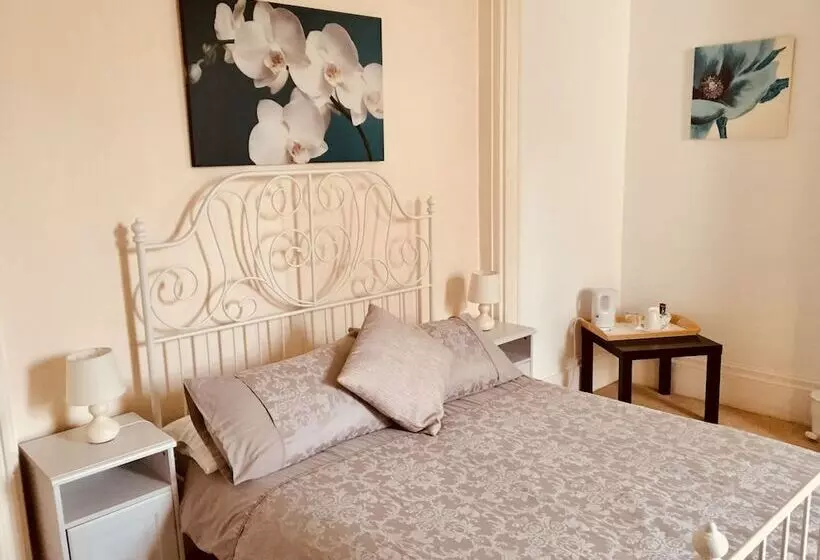 تختخواب و صبحانه Bentons Guest House