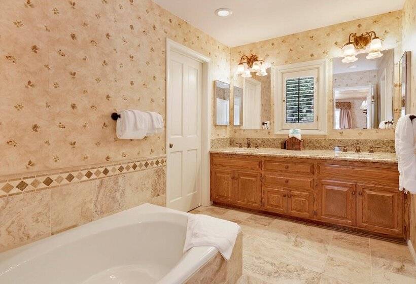 Cove Lakefront Chalet #2098