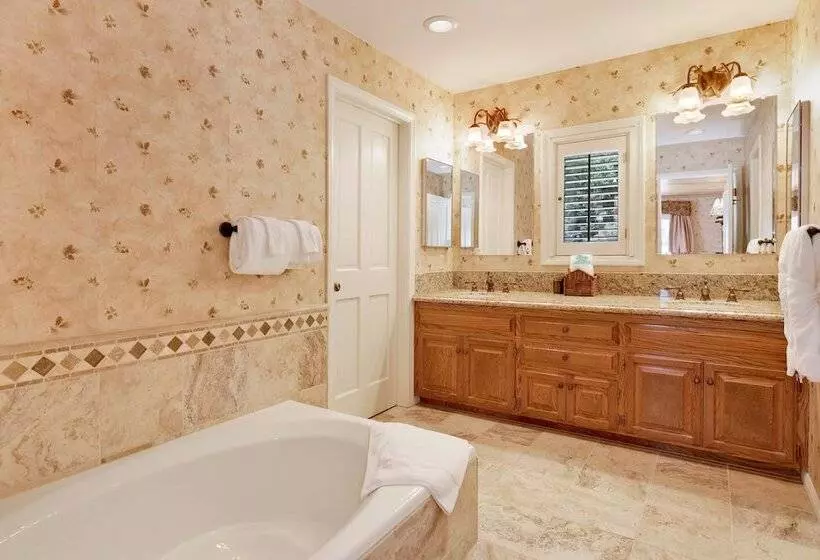 Cove Lakefront Chalet #2098
