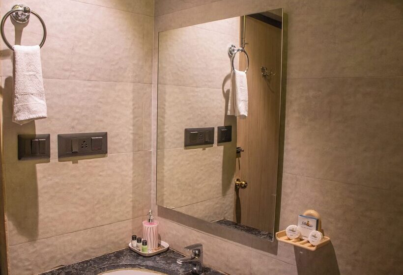 فندق Om International