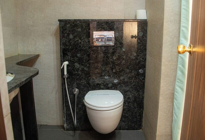 فندق Om International