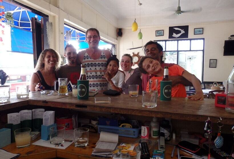 Пансион Pirates Cove Bar And Restauant