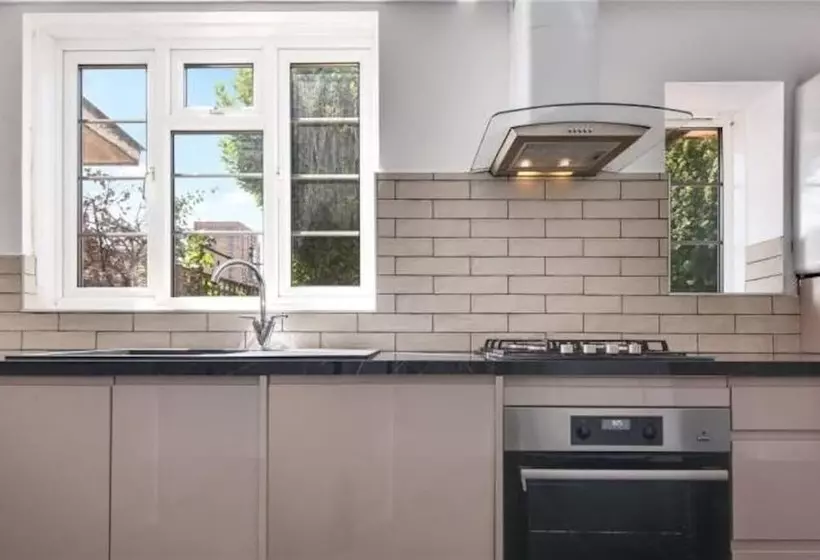 Majatalo Room In Guest Room   Limehouse Townhomes Modern Spacious Serviced En Suite Room With A Garden View