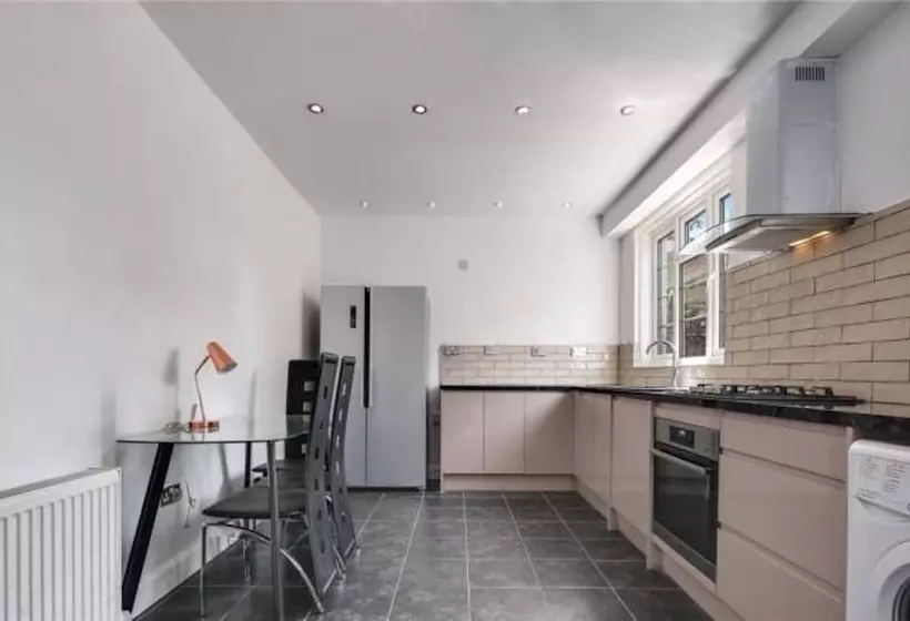 Majatalo Room In Guest Room   Limehouse Townhomes Modern Spacious Serviced En Suite Room With A Garden View