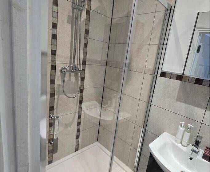 펜션 Room In Guest Room Limehouse Townhomes Modern Spacious Serviced En Suite Room With A Garden View