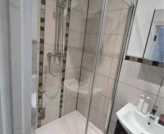 Majatalo Room In Guest Room   Limehouse Townhomes Modern Spacious Serviced En Suite Room With A Garden View