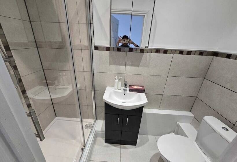 펜션 Room In Guest Room Limehouse Townhomes Modern Spacious Serviced En Suite Room With A Garden View