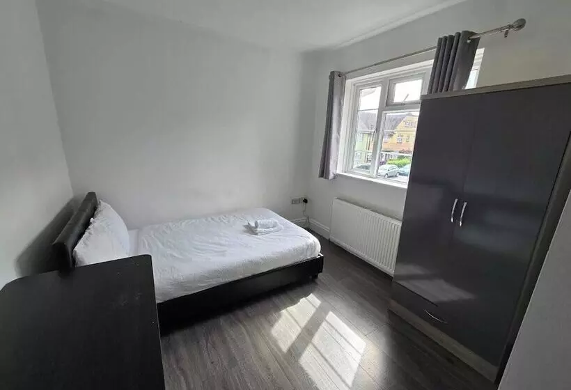 Majatalo Room In Guest Room   Limehouse Townhomes Modern Spacious Serviced En Suite Room With A Garden View